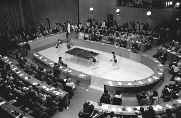 1972年4月19日，中国乒乓球运动员访问位于美国纽约的联合国总部并进行表演赛