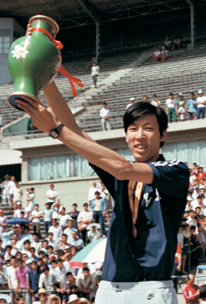 1983年6月11日，朱建华在第5届全运会跳高比赛中以2.37米的成绩打破世界纪录（2.36米）