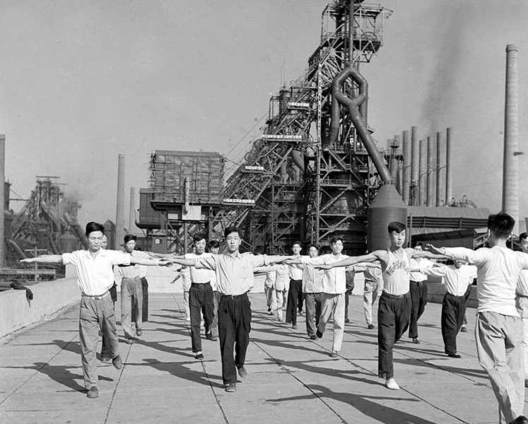 1956年8月30日，鞍山市鞍钢中央检验室的职工在做工间操。