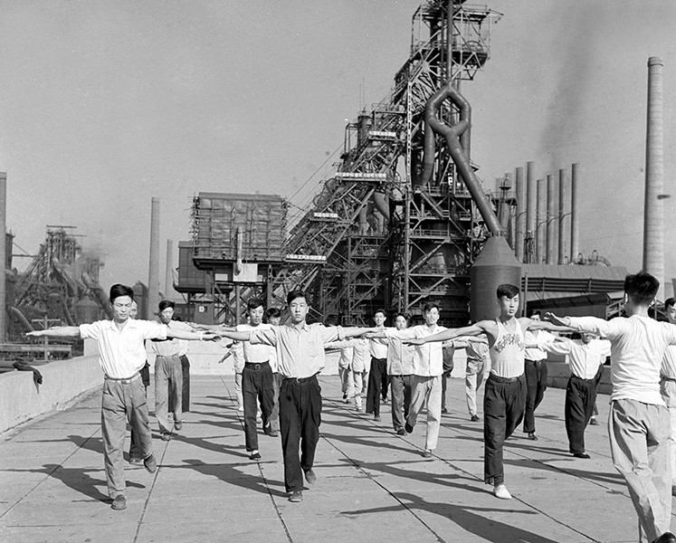 1956年8月30日，鞍山市鞍钢中央检验室的职工在做工间操。