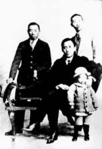 1923年郭沫若（前）、成仿吾（左）、郁达夫在上海合影