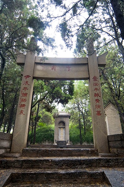 位于河南洛阳龙门白园的白居易墓