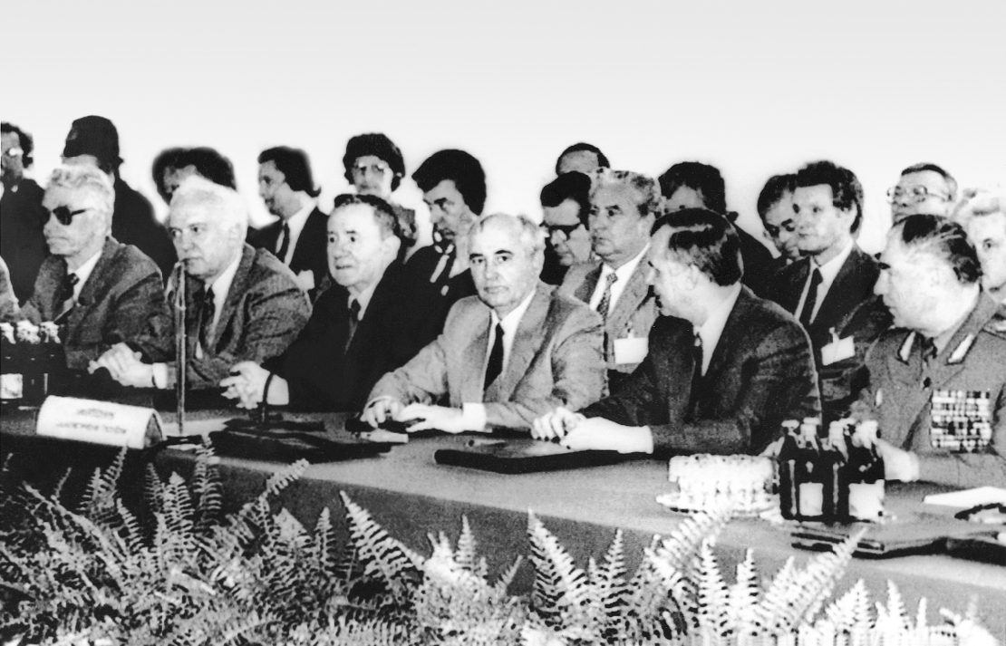 1988年7月，M.S.戈尔巴乔夫（前排左四）等苏联领导人出席在华沙举行的华约组织政治协商委员会会议