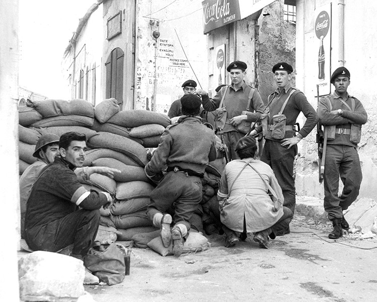 1964年，英国巡逻部队经过一处哨所，希族人正在观看土族人的一举一动