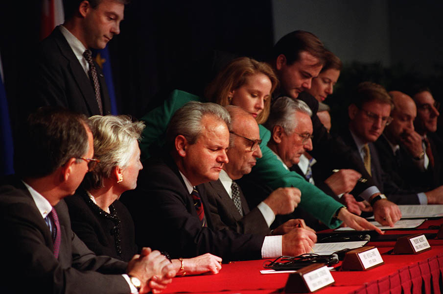 1995年11月21日，塞尔维亚共和国总统S.米洛舍维奇、克罗地亚总统F.图季曼、波黑总统A.伊泽特贝戈维奇在美国草签波黑和平协议