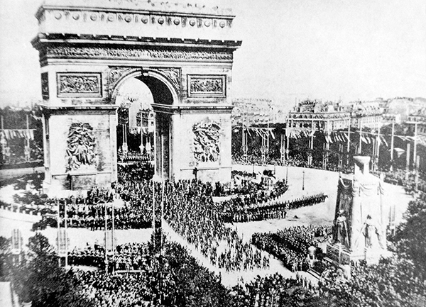 1919年7月14日，协约国在巴黎凯旋门举行胜利阅兵式