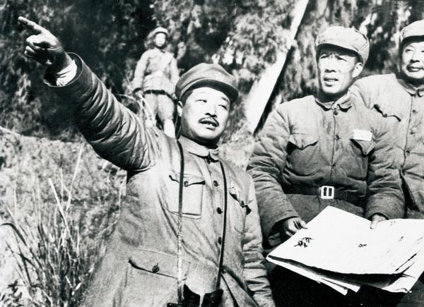 贺龙（左一）、王维舟（中）等领导人现地研究作战计划