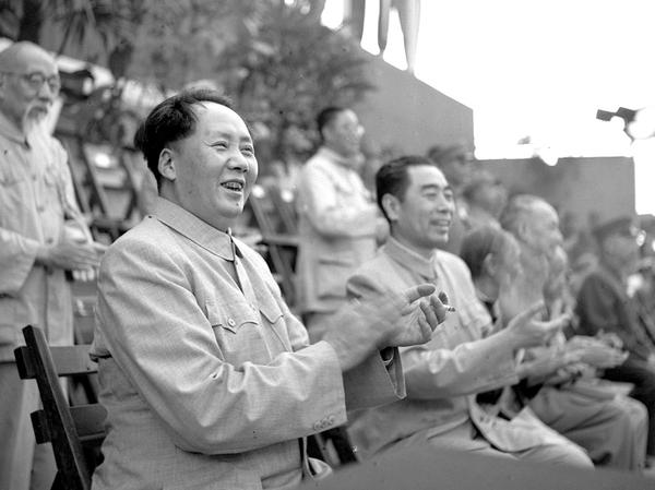 1952年8月11日，毛泽东（前排左一）、周恩来（左二）在中国人民解放军全军体育运动大会主席台上
