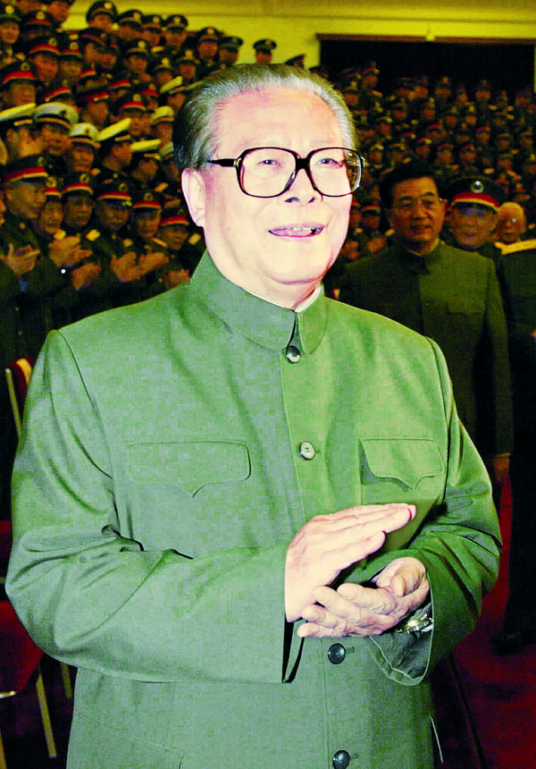 2002年11月15日，江泽民会见解放军和武警部队出席中国共产党第十六次全国代表大会全体代表