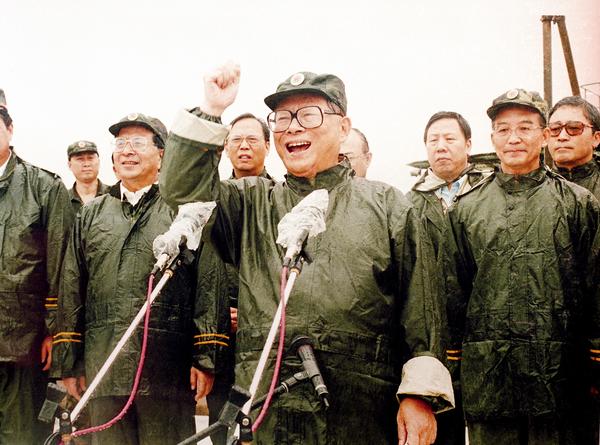 1998年9月4日，江泽民冒雨在江西九江指导抗洪救灾工作，并发出夺取抗洪斗争全面胜利的号令