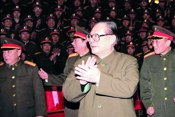 1999年1月8日，江泽民会见中国人民解放军总装备部第一次党委扩大会议代表