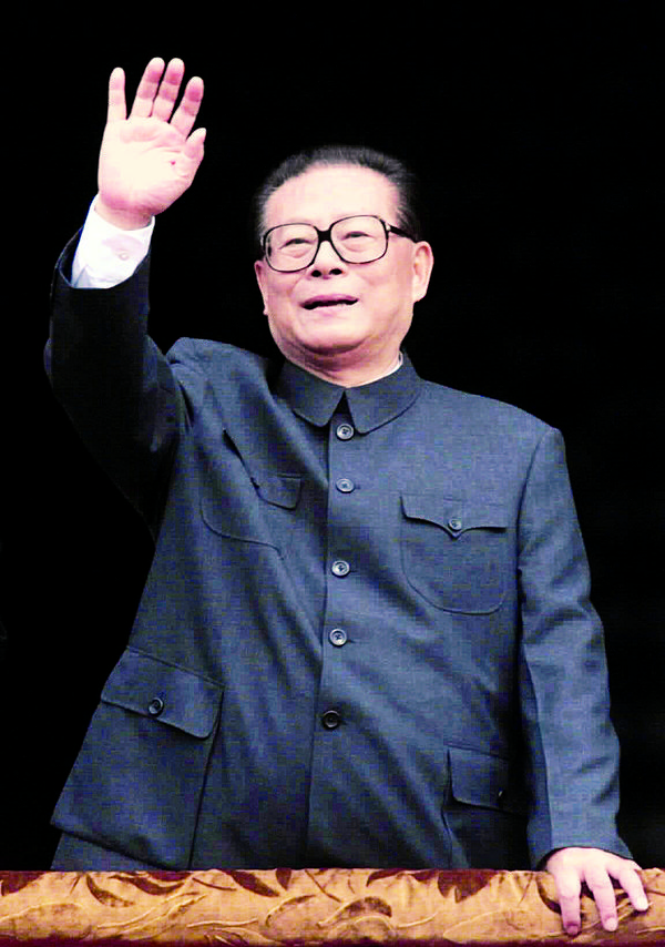 1999年10月1日，江泽民在首都各界庆祝中华人民共和国成立50周年大会上向受阅部队和群众招手致意