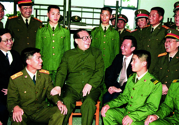 江泽民与基层部队官兵在一起（1999）