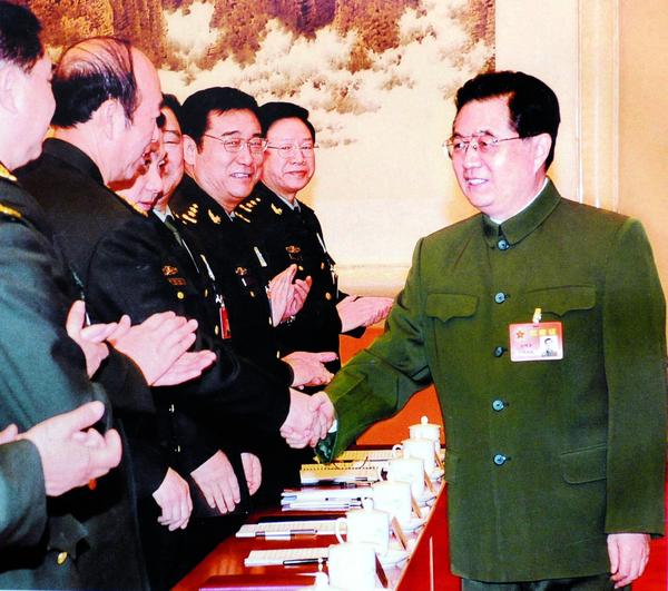 2008年12月24日，胡锦涛同参加中央军委扩大会议的代表握手