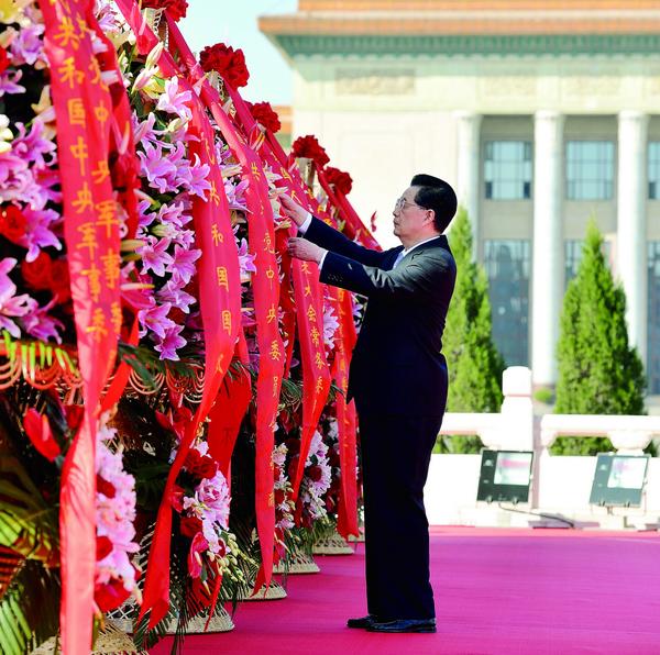 2012年10月1日上午，在首都各界代表向人民英雄纪念碑敬献花篮仪式上，胡锦涛整理花篮上的红色缎带，向人民英雄表示崇高敬意