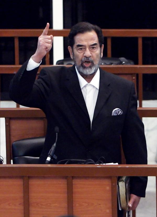 2006年11月5日，伊拉克高等法庭宣布萨达姆·侯赛因犯有反人类罪，判处绞刑。图为萨达姆在法庭上表示抗议