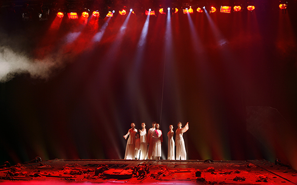 2008年10月1日，空军政治部歌舞团在西安演出《红梅赞》