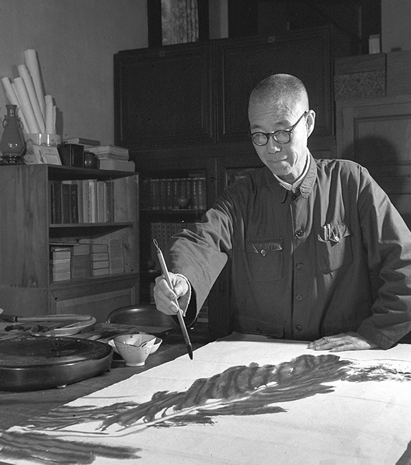 潘天寿正挥笔作画