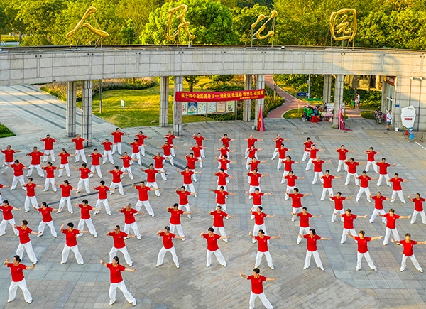 2022年8月8日，正值第14个全民健身日，江苏省泰州市市民在人民公园练习健身操