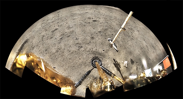 嫦娥五号返回器携带月球样品安全着陆，中国探月工程“绕、落、回”三步走规划如期完成，这是发挥新型举国体制优势攻坚克难取得的又一重大成就。图为2020年12月4日国家航天局公布的探月工程嫦娥五号探测器在月球表面展示国旗的照片