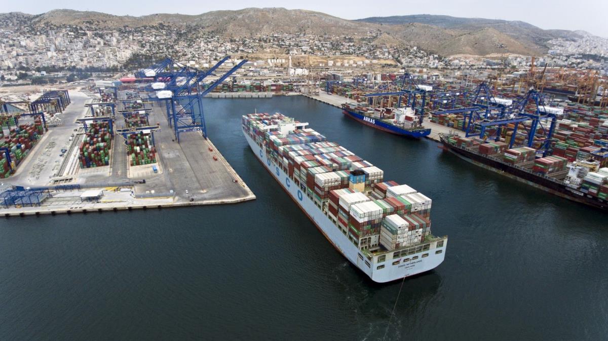 2017年5月7日，中远海运的货船驶出比雷埃夫斯港集装箱码头